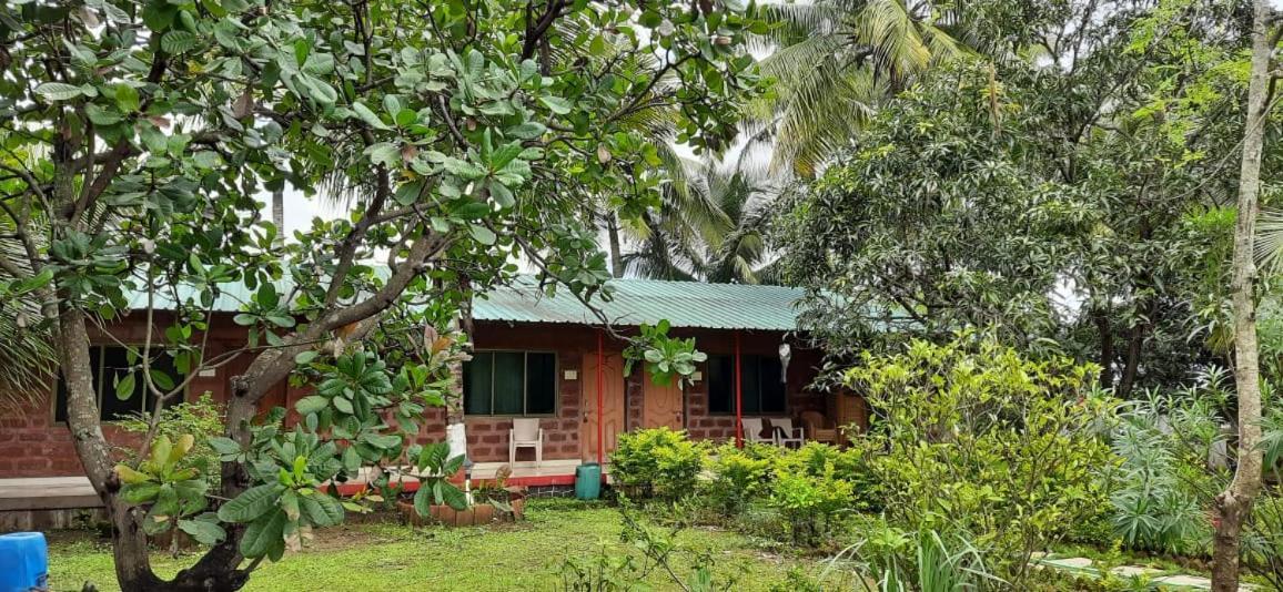 Prajakta Rest House Alībāg Exteriör bild
