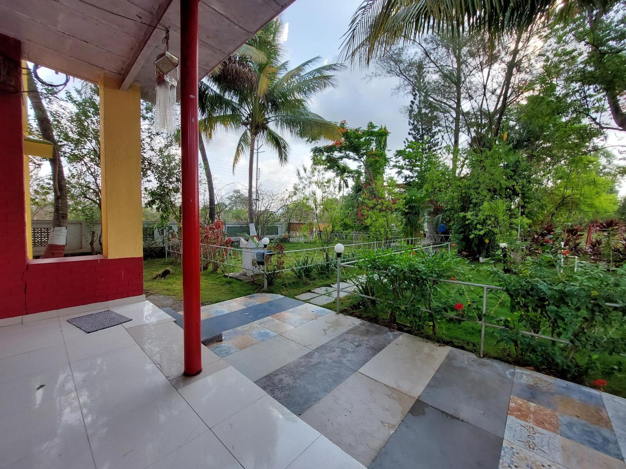 Prajakta Rest House Alībāg Rum bild
